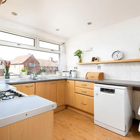 Comfortable And Quiet 2 Bed House-parking-families