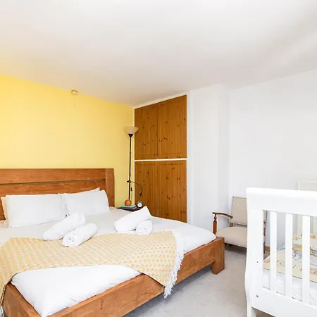 Feriehus Comfortable And Quiet 2 Bed House-parking-families