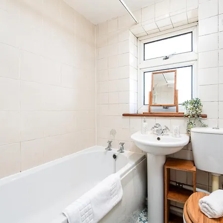 Comfortable And Quiet 2 Bed House-parking-families